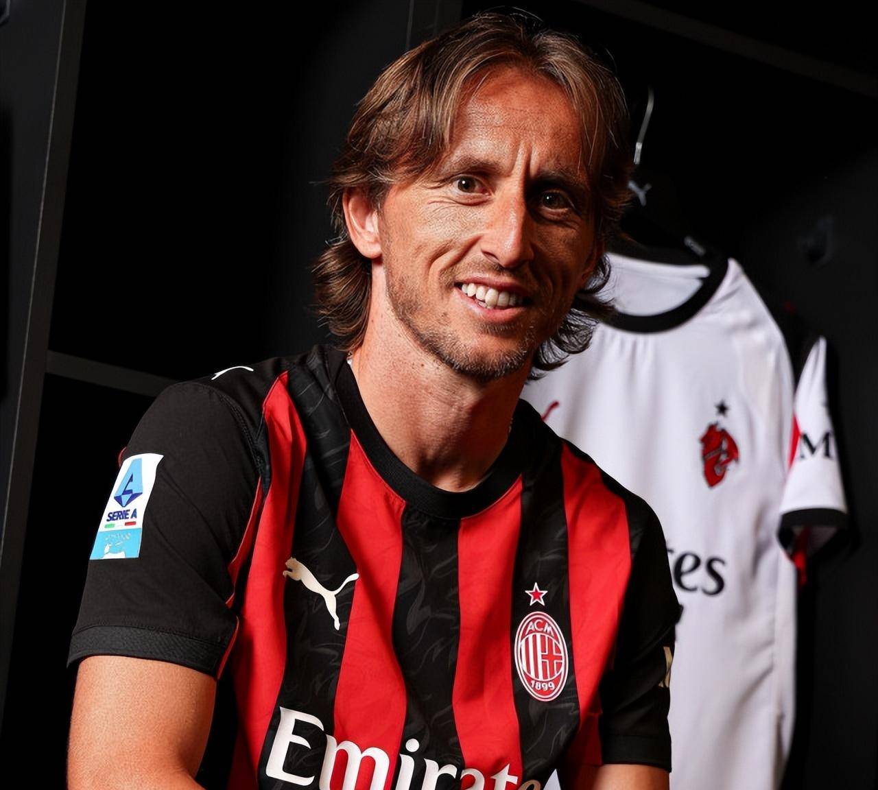 足协杯赛前举办垫场赛，张凌峰等四名成年球员对阵五十名小球员