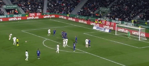 打破小贝纪录，布鲁日前锋福布斯是欧冠对巴萨传射最年轻球员